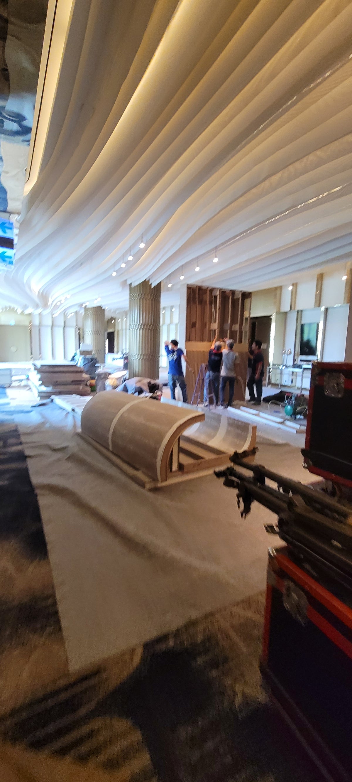 Thi Thiết Kế & Thi Công Trần Sóng Nghệ Thuật (Parametric Wave Ceiling) – Giải Pháp Lắp Đặt Trần Uốn Lượn Đèn LED Cao Cấp