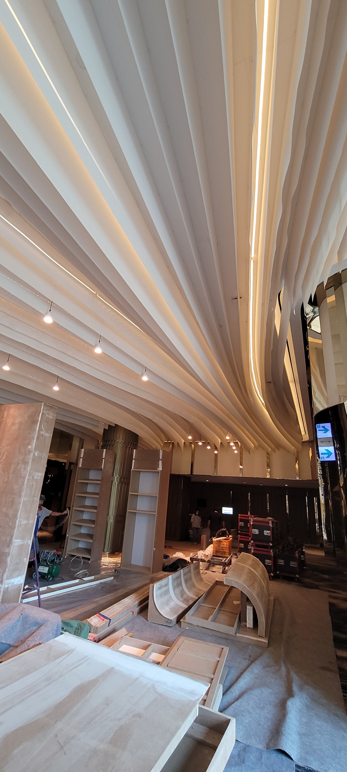 Thi Thiết Kế & Thi Công Trần Sóng Nghệ Thuật (Parametric Wave Ceiling) – Giải Pháp Lắp Đặt Trần Uốn Lượn Đèn LED Cao Cấp