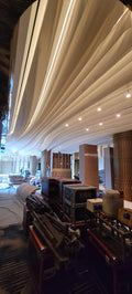 Thi Thiết Kế & Thi Công Trần Sóng Nghệ Thuật (Parametric Wave Ceiling) – Giải Pháp Lắp Đặt Trần Uốn Lượn Đèn LED Cao Cấp