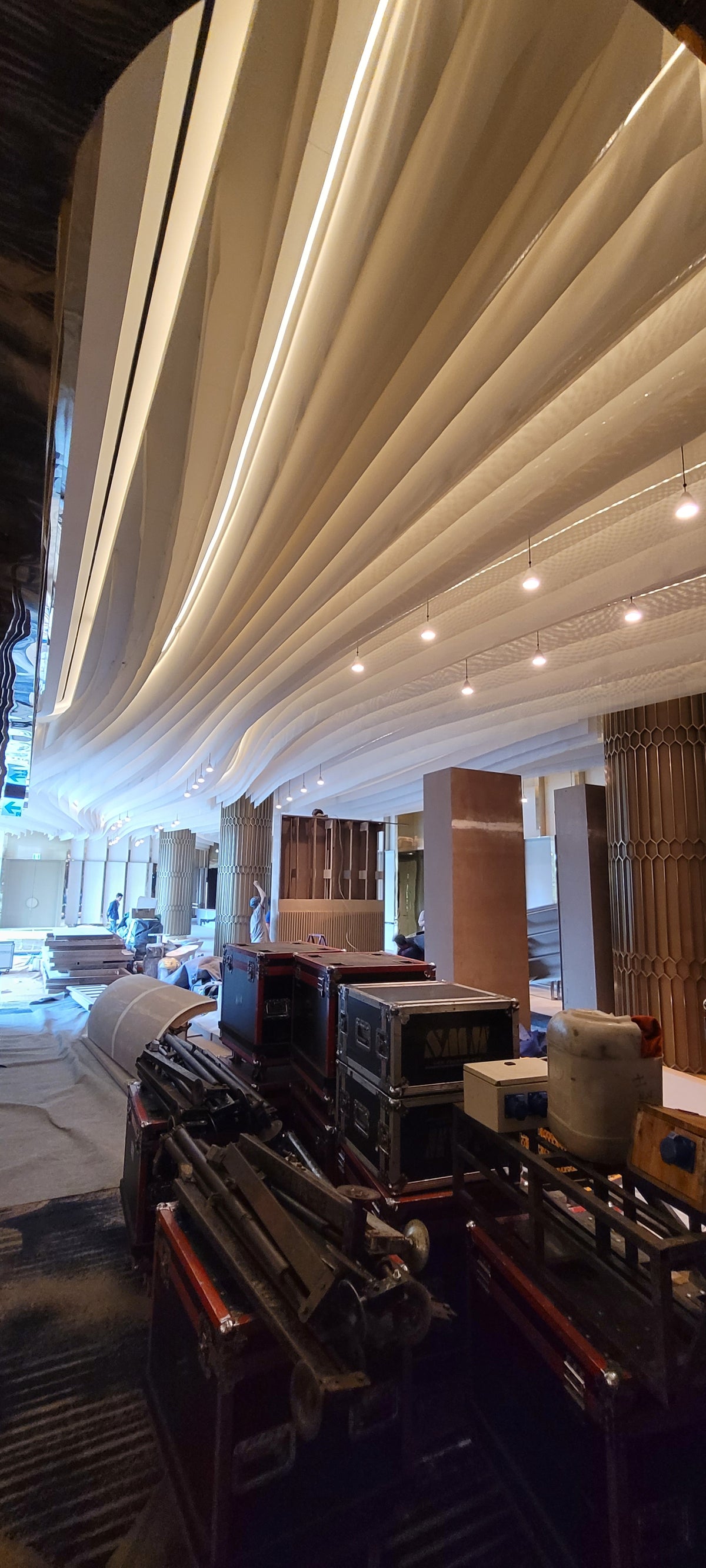 Thi Thiết Kế & Thi Công Trần Sóng Nghệ Thuật (Parametric Wave Ceiling) – Giải Pháp Lắp Đặt Trần Uốn Lượn Đèn LED Cao Cấp