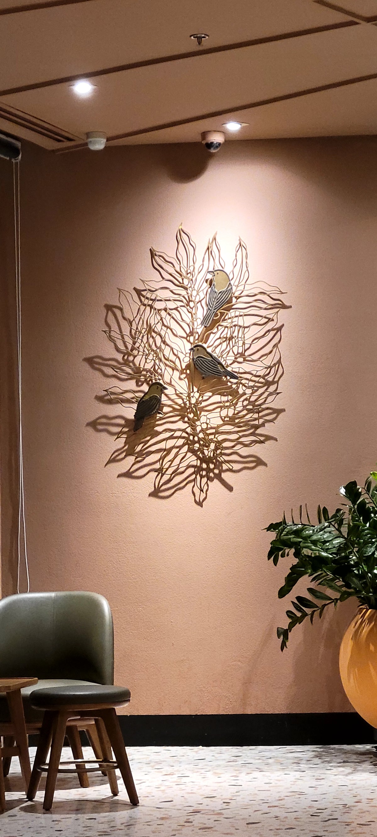 Tranh Phù Điêu Kim Loại Treo Tường Hình Lá & Đàn Chim 3D – Đồ Decor Mạ Vàng Sang Trọng