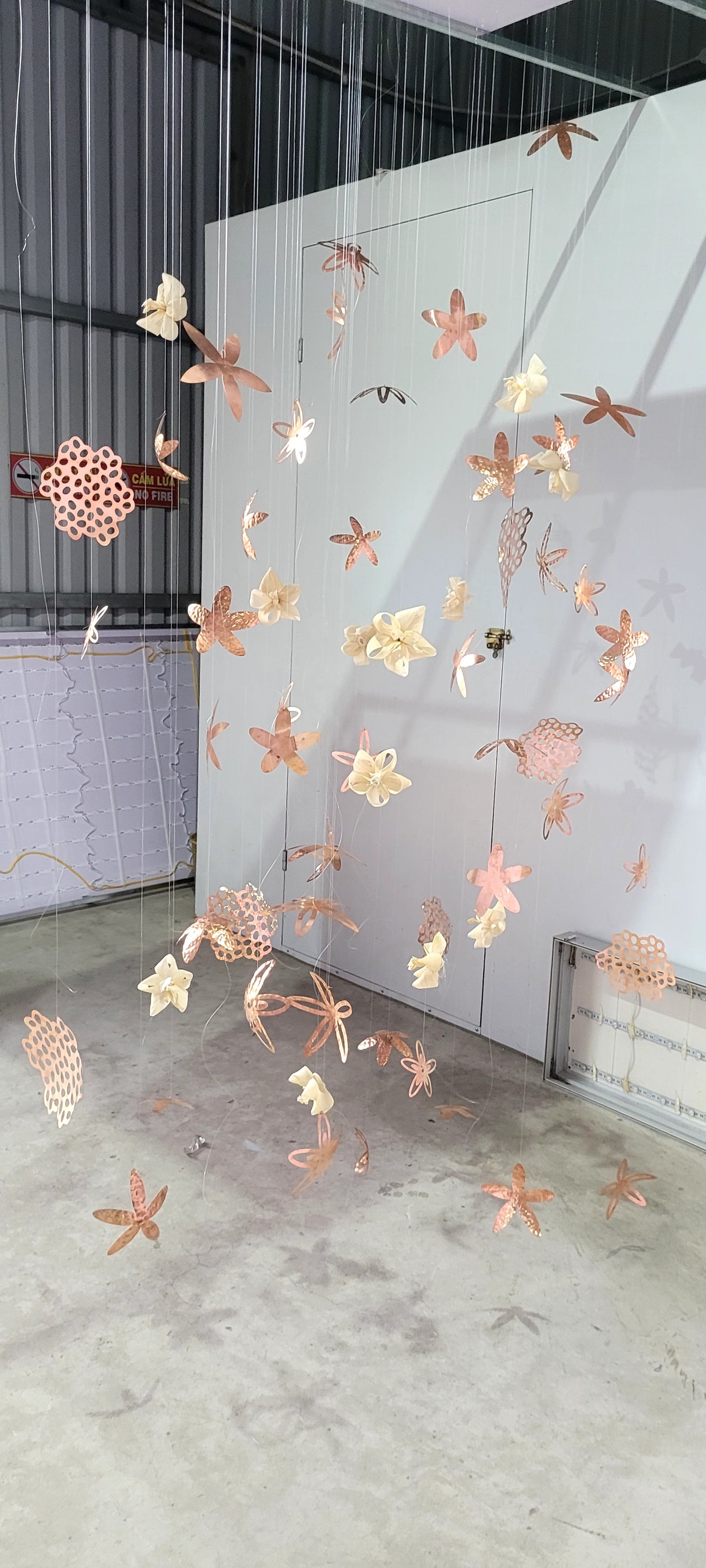 Hệ Mô Hình Treo Trần Nghệ Thuật Đồng Đỏ 3D – Điêu Khắc Treo Thông Tầng & Sảnh Khách Sạn Cao Cấp