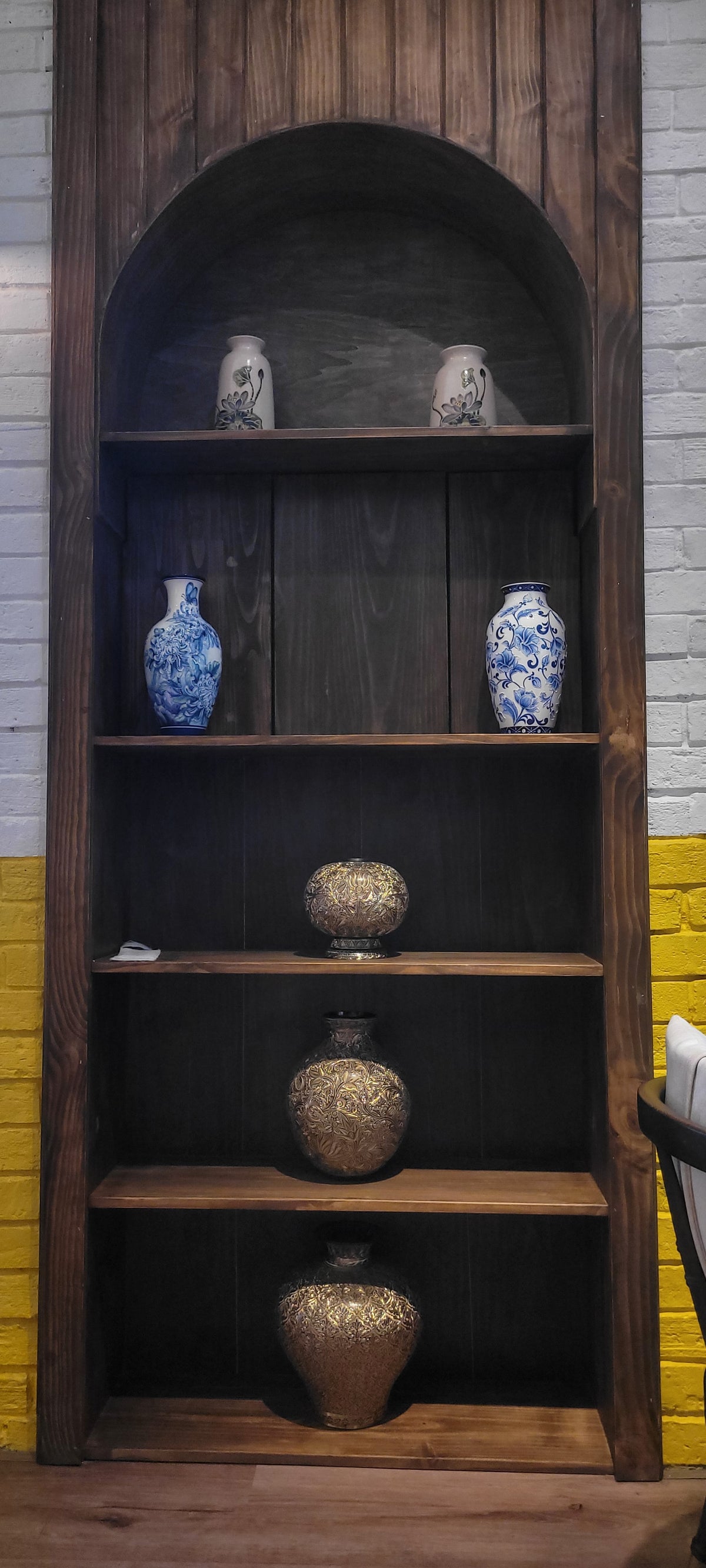Hệ Kệ Gỗ Dáng Vòm Trang Trí Âm Tường – Tủ Kệ Trưng Bày Gốm Sứ Phong Cách Indochine & Rustic Luxury