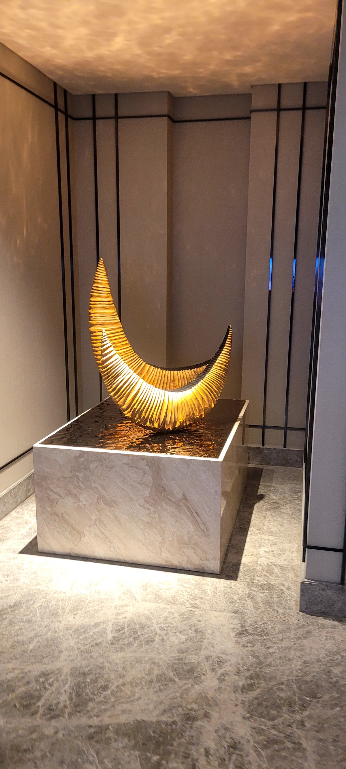 Tượng Điêu Khắc Trăng Khuyết Gỗ Nghệ Thuật Tích Hợp Đèn LED – Decor Sảnh Đón & Hành Lang Luxury