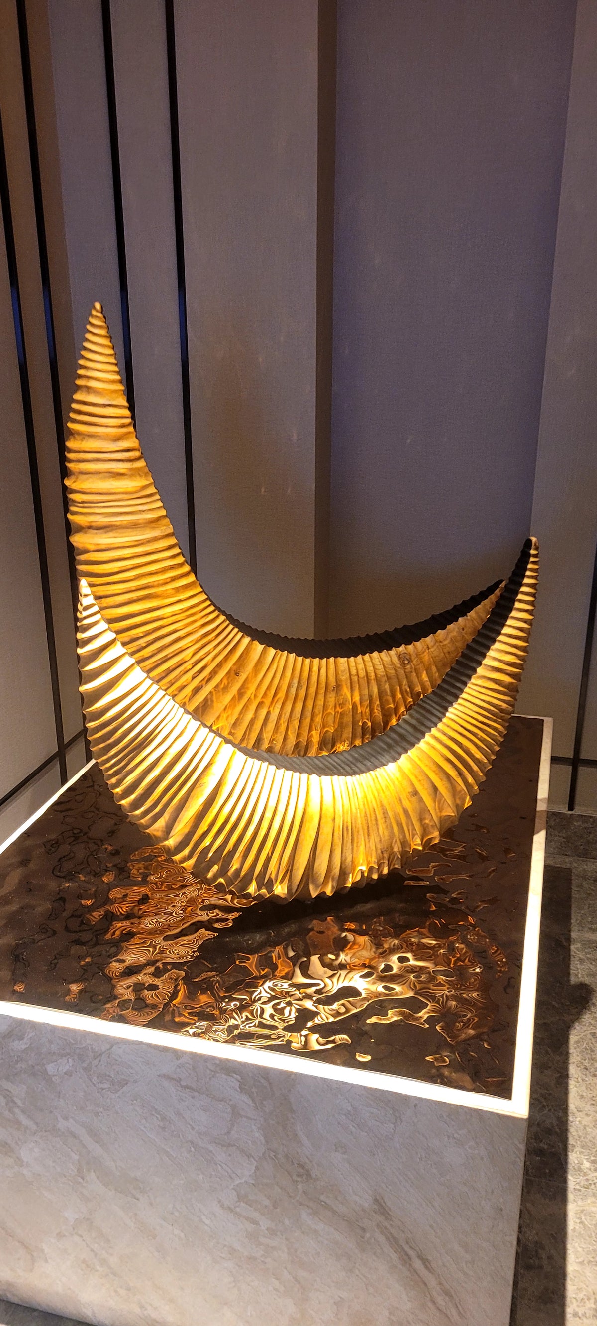 Tượng Điêu Khắc Trăng Khuyết Gỗ Nghệ Thuật Tích Hợp Đèn LED – Decor Sảnh Đón & Hành Lang Luxury