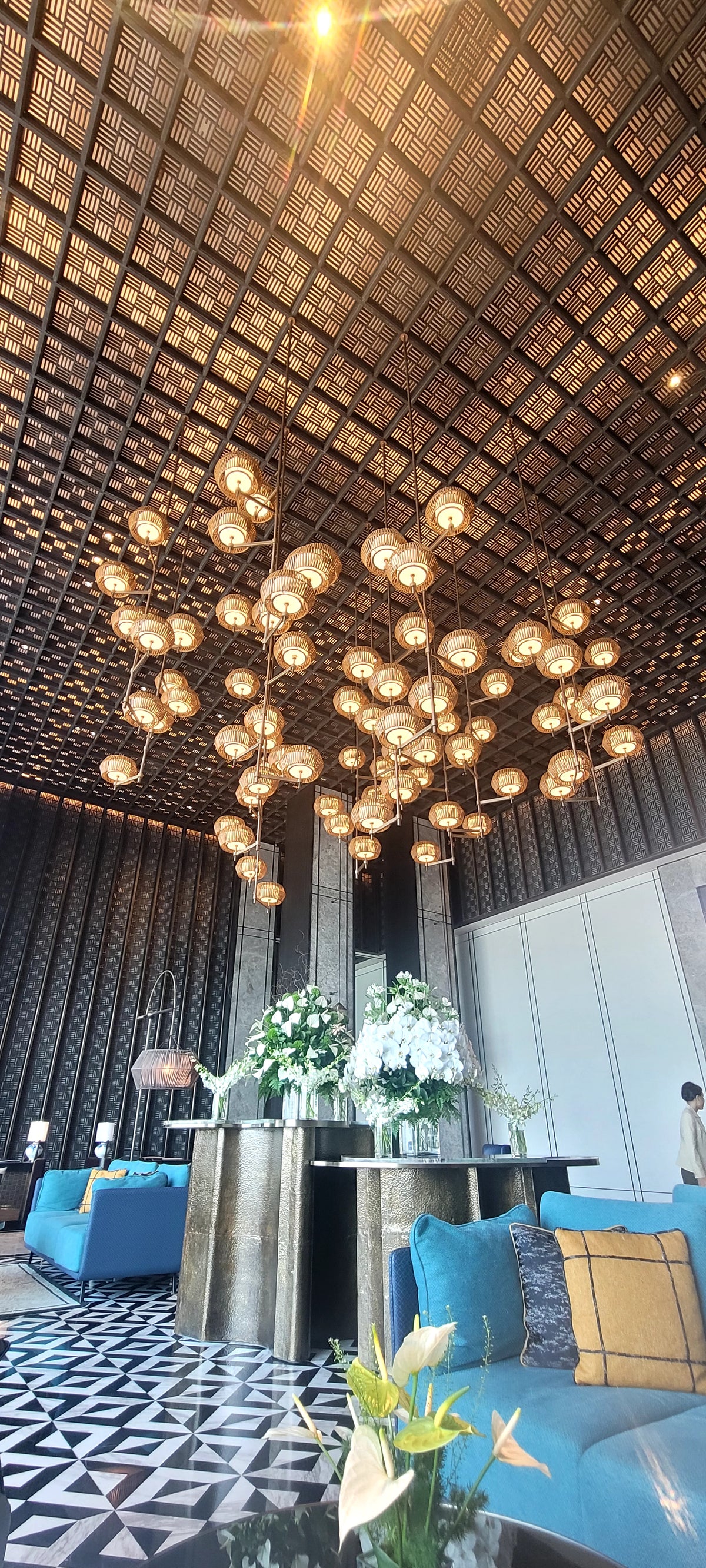 Đèn Thả Mây Tre Đan Xoắn Ốc Thông Tầng – Hệ Đèn Trang Trí Sảnh Khách Sạn & Resort Phong Cách Indochine