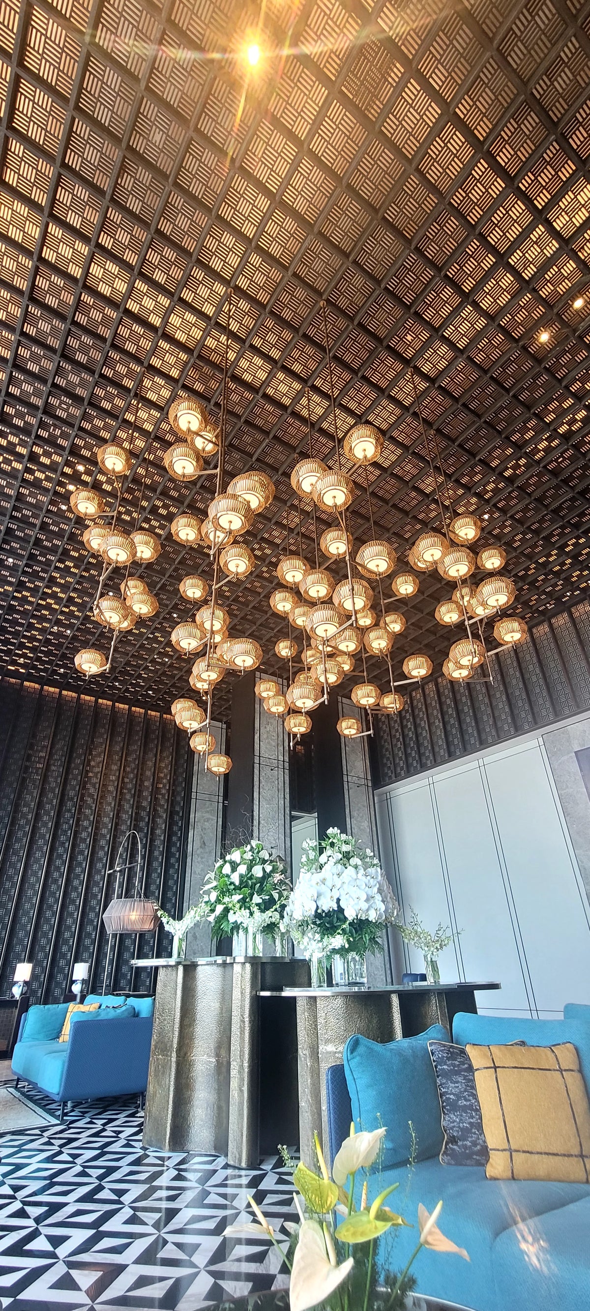 Đèn Thả Mây Tre Đan Xoắn Ốc Thông Tầng – Hệ Đèn Trang Trí Sảnh Khách Sạn & Resort Phong Cách Indochine