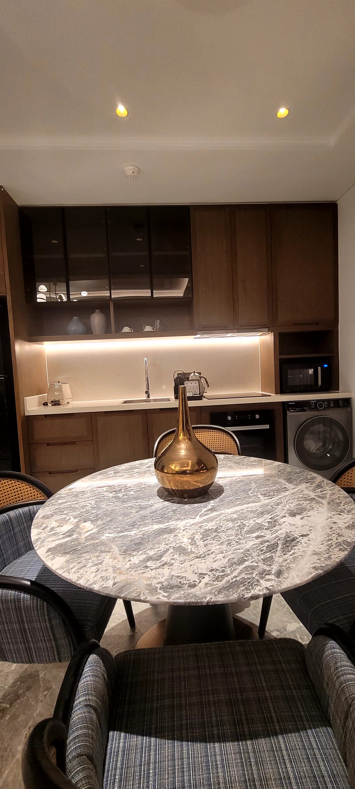 Bình Hoa Trang Trí Kim Loại Mạ Đồng Dáng Giọt Nước Cao Cấp – Lọ Decor Bàn Ăn & Bàn Trà Luxury