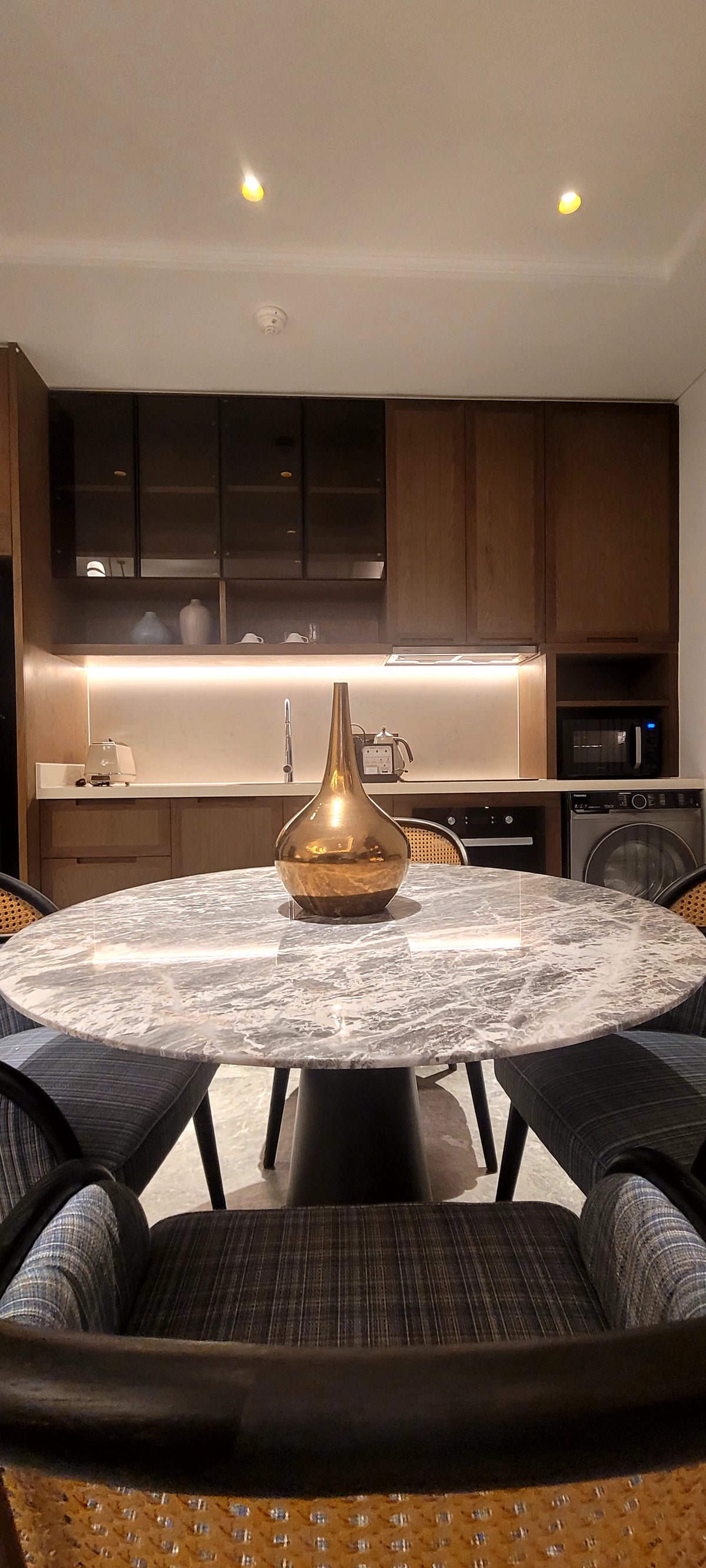 Bình Hoa Trang Trí Kim Loại Mạ Đồng Dáng Giọt Nước Cao Cấp – Lọ Decor Bàn Ăn & Bàn Trà Luxury