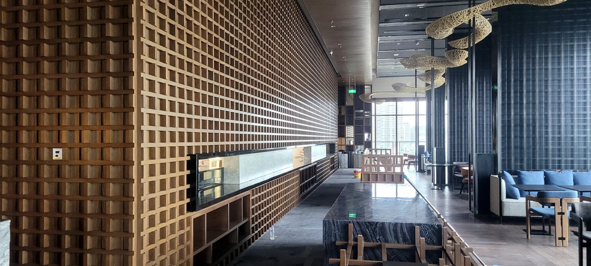 Dịch Vụ Thiết Kế & Thi Công Nội Thất Nhà Hàng Japandi Fine Dining – Hệ Vách Gỗ Grid & Đèn Mây Tre Điêu Khắc