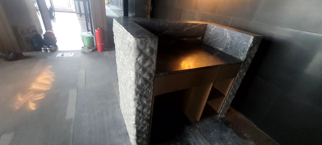 Quầy Lễ Tân Đá Tự Nhiên Chẻ Thô Điêu Khắc – Quầy Đón Khách & Thu Ngân Phong Cách Japandi / Wabi-Sabi Luxury