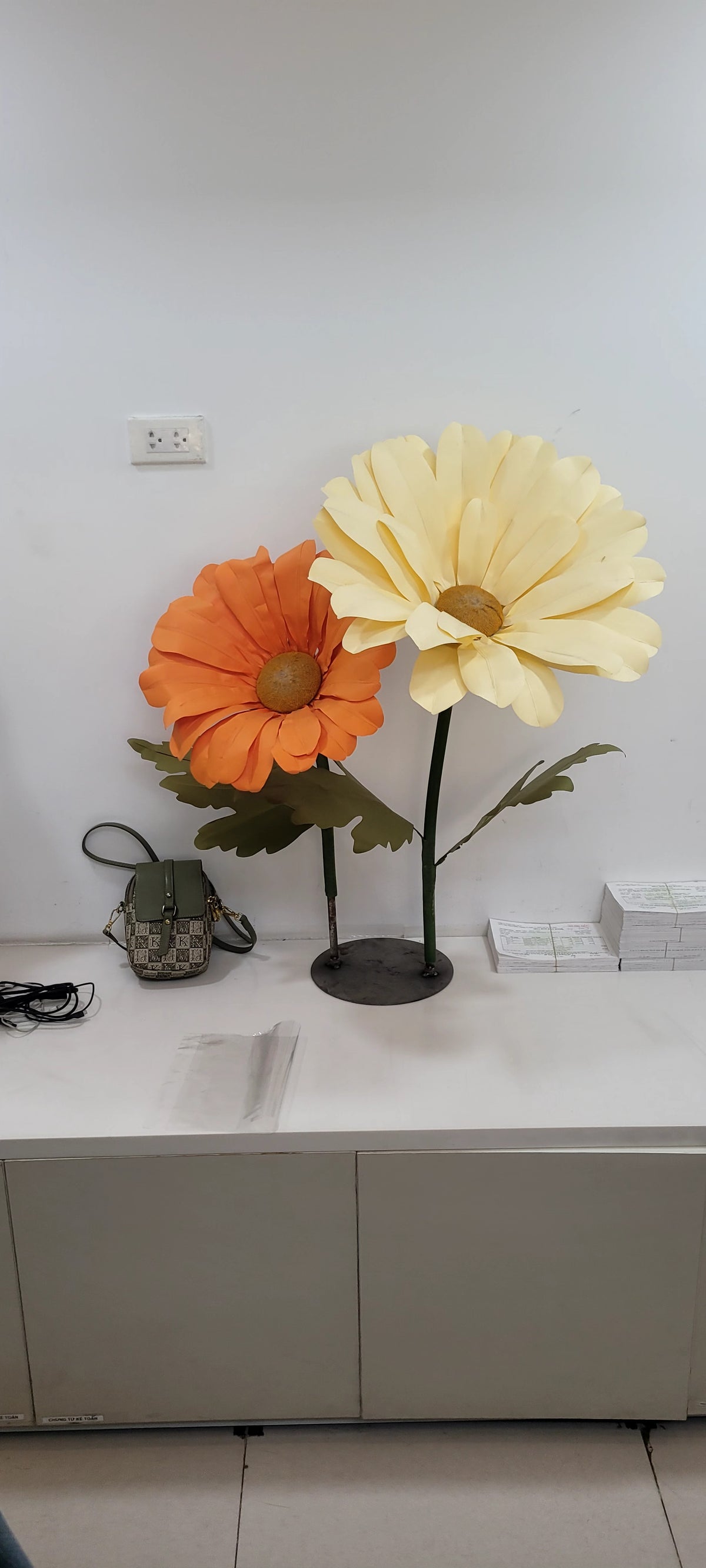 Hoa Giấy Khổng Lồ Dáng Đứng Trang Trí Sự Kiện – Cây Hoa Decor Window Display Cửa Hàng & Photobooth Tiệc Cưới