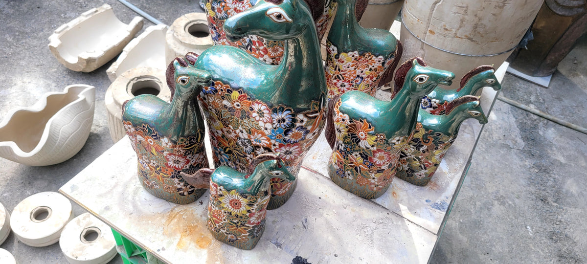 Tượng Gốm Tuấn Mã Họa Tiết Gấm Hoa Vẽ Tay Cao Cấp – Tượng Ngựa Phong Thủy Decor Bàn Làm Việc & Tủ Console Luxury