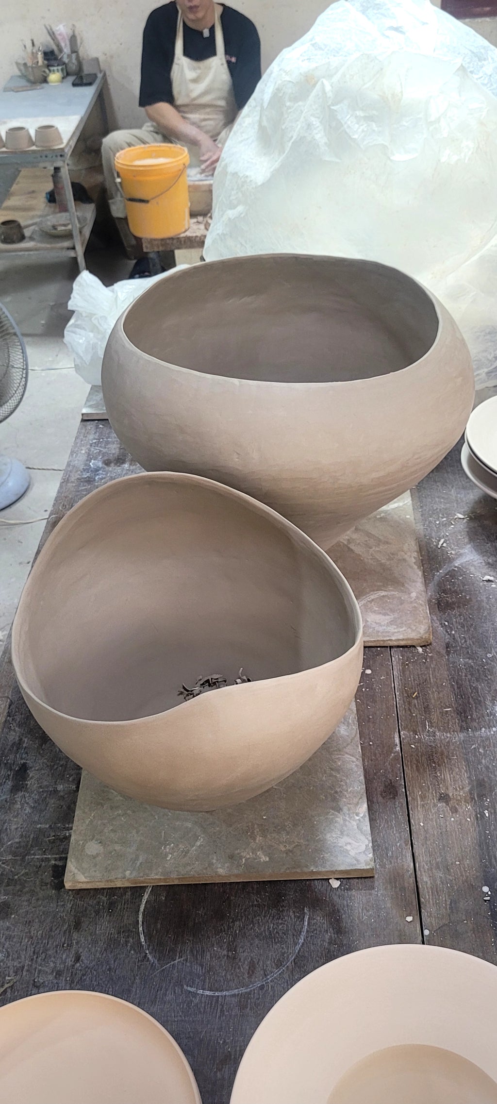 Bát Gốm Điêu Khắc Dáng Hữu Cơ Khổ Lớn – Tác Phẩm Studio Pottery Decor Bàn Console & Sảnh Biệt Thự Luxury
