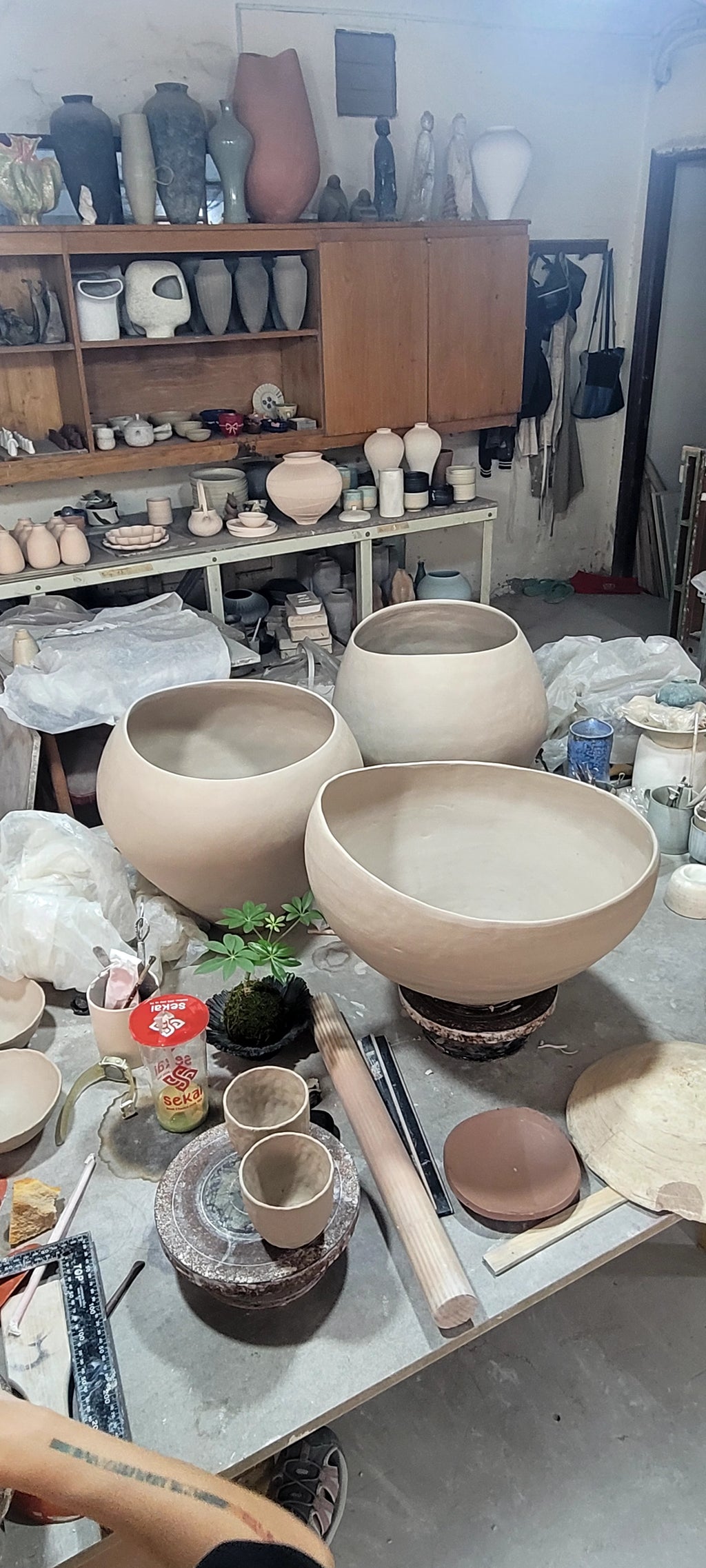 Bát Gốm Điêu Khắc Dáng Hữu Cơ Khổ Lớn – Tác Phẩm Studio Pottery Decor Bàn Console & Sảnh Biệt Thự Luxury