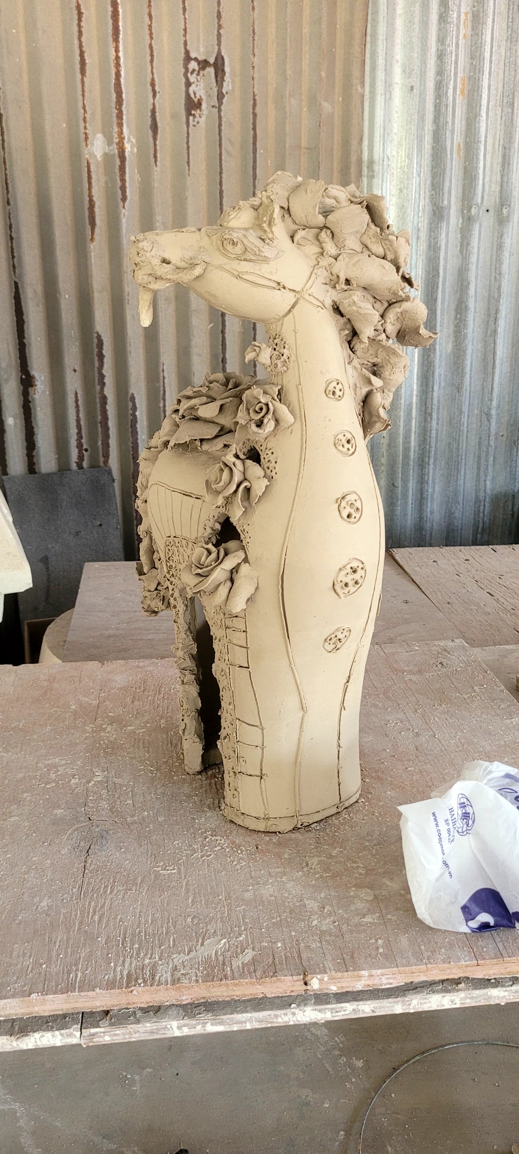 Tượng Gốm Tuấn Mã Họa Tiết Gấm Hoa Vẽ Tay Cao Cấp – Tượng Ngựa Phong Thủy Decor Bàn Làm Việc & Tủ Console Luxury