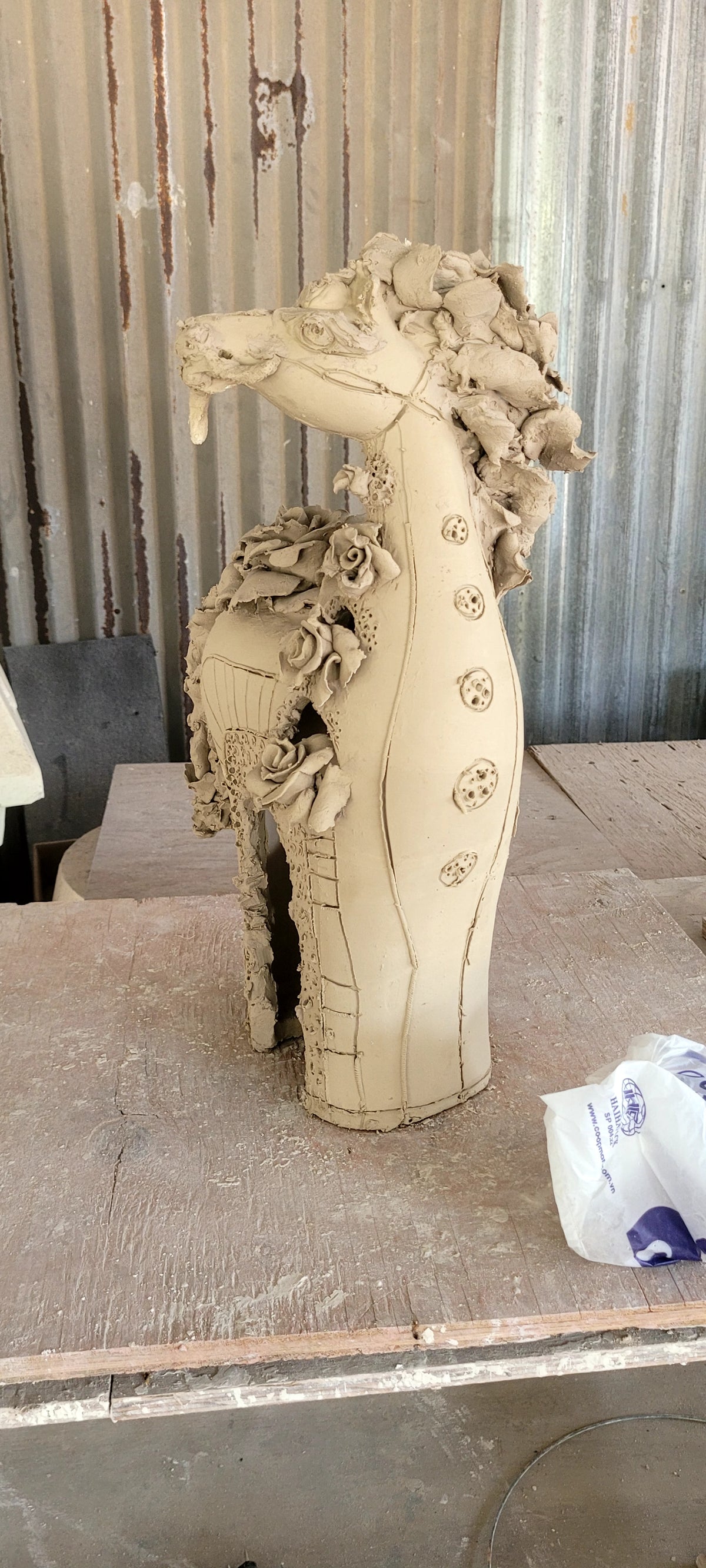 Tượng Gốm Tuấn Mã Họa Tiết Gấm Hoa Vẽ Tay Cao Cấp – Tượng Ngựa Phong Thủy Decor Bàn Làm Việc & Tủ Console Luxury