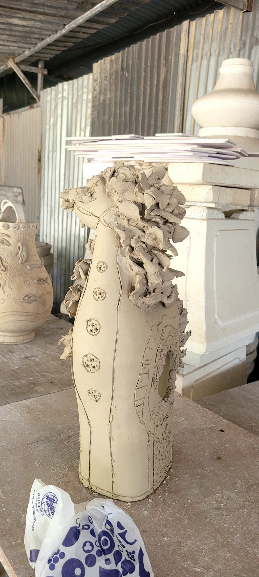 Tượng Gốm Tuấn Mã Họa Tiết Gấm Hoa Vẽ Tay Cao Cấp – Tượng Ngựa Phong Thủy Decor Bàn Làm Việc & Tủ Console Luxury