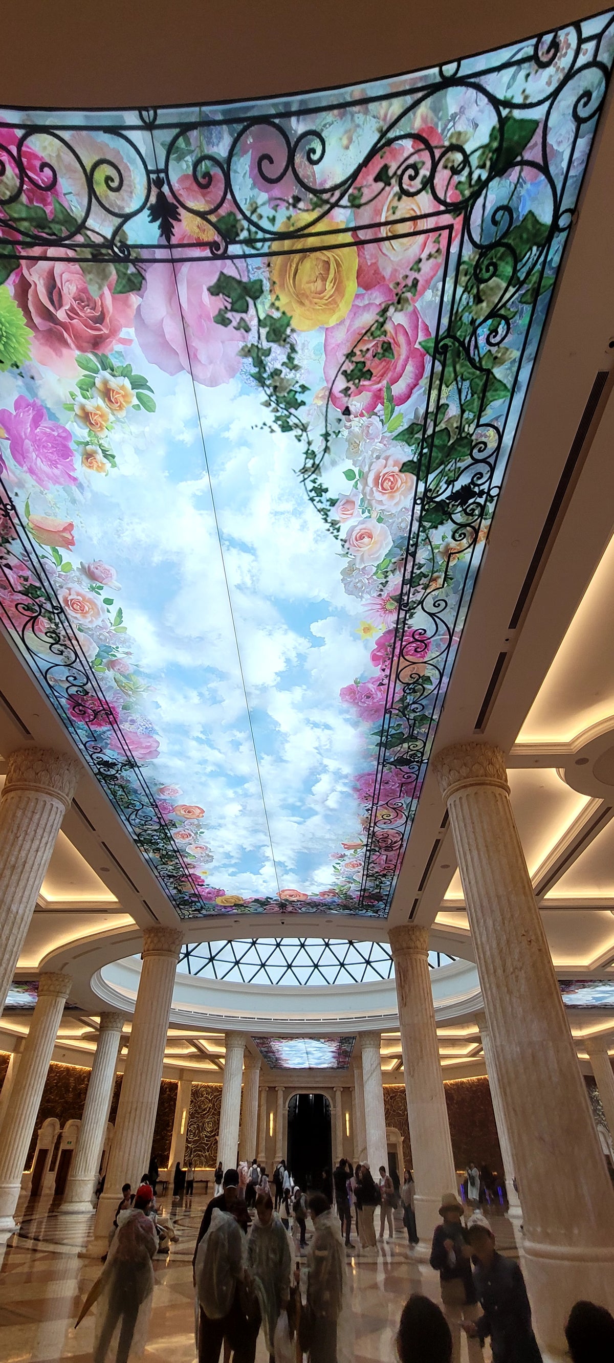 Dịch Vụ Thiết Kế & Thi Công Trần Vòm Tân Cổ Điển Luxury – Mái Kính Geodesic & Vách Phù Điêu Mạ Vàng Cho Sảnh Khách Sạn & Tiệc Cưới