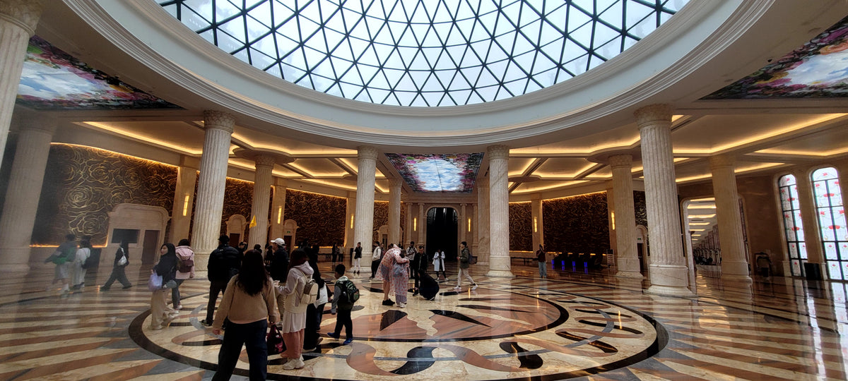 Dịch Vụ Thiết Kế & Thi Công Trần Vòm Tân Cổ Điển Luxury – Mái Kính Geodesic & Vách Phù Điêu Mạ Vàng Cho Sảnh Khách Sạn & Tiệc Cưới
