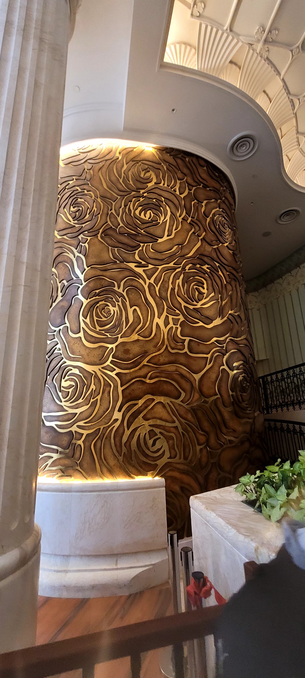 Dịch Vụ Thiết Kế & Thi Công Trần Vòm Tân Cổ Điển Luxury – Mái Kính Geodesic & Vách Phù Điêu Mạ Vàng Cho Sảnh Khách Sạn & Tiệc Cưới