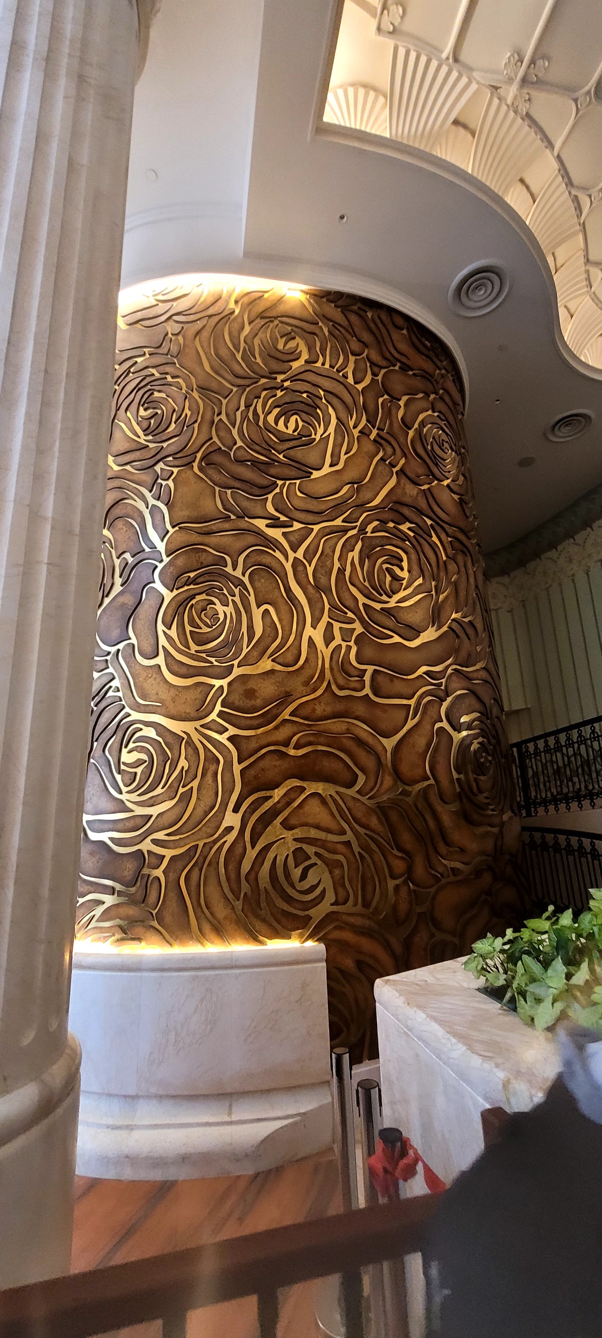 Dịch Vụ Thiết Kế & Thi Công Trần Vòm Tân Cổ Điển Luxury – Mái Kính Geodesic & Vách Phù Điêu Mạ Vàng Cho Sảnh Khách Sạn & Tiệc Cưới