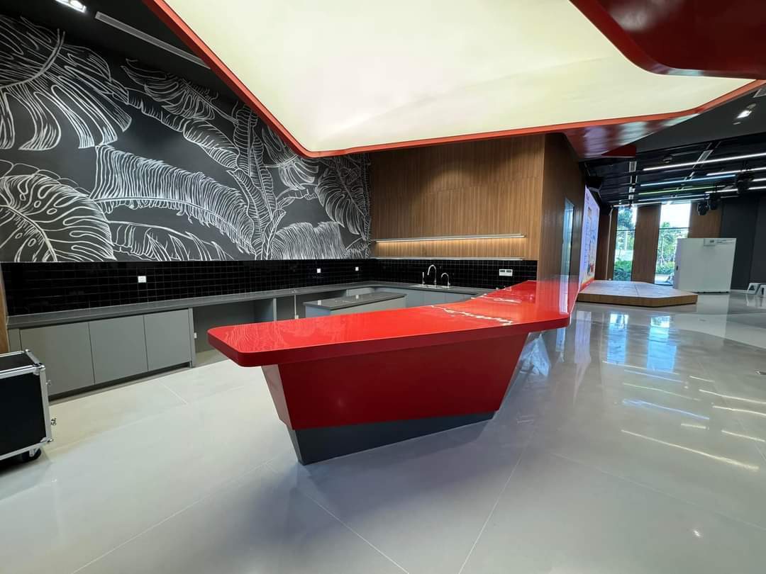 Dịch Vụ Thiết Kế & Thi Công Quầy Bar Thương Mại Màu Đỏ Solid Surface – Quầy Pha Chế Island Khối Đương Đại Cho Showroom & Lounge