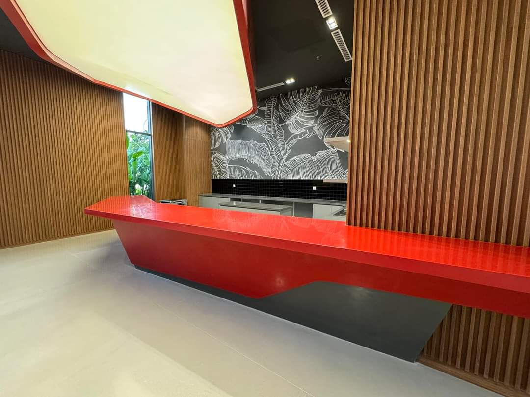 Dịch Vụ Thiết Kế & Thi Công Quầy Bar Thương Mại Màu Đỏ Solid Surface – Quầy Pha Chế Island Khối Đương Đại Cho Showroom & Lounge