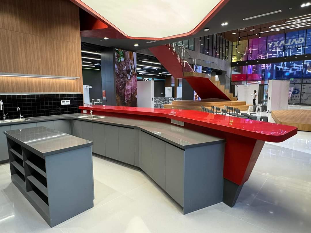 Dịch Vụ Thiết Kế & Thi Công Quầy Bar Thương Mại Màu Đỏ Solid Surface – Quầy Pha Chế Island Khối Đương Đại Cho Showroom & Lounge