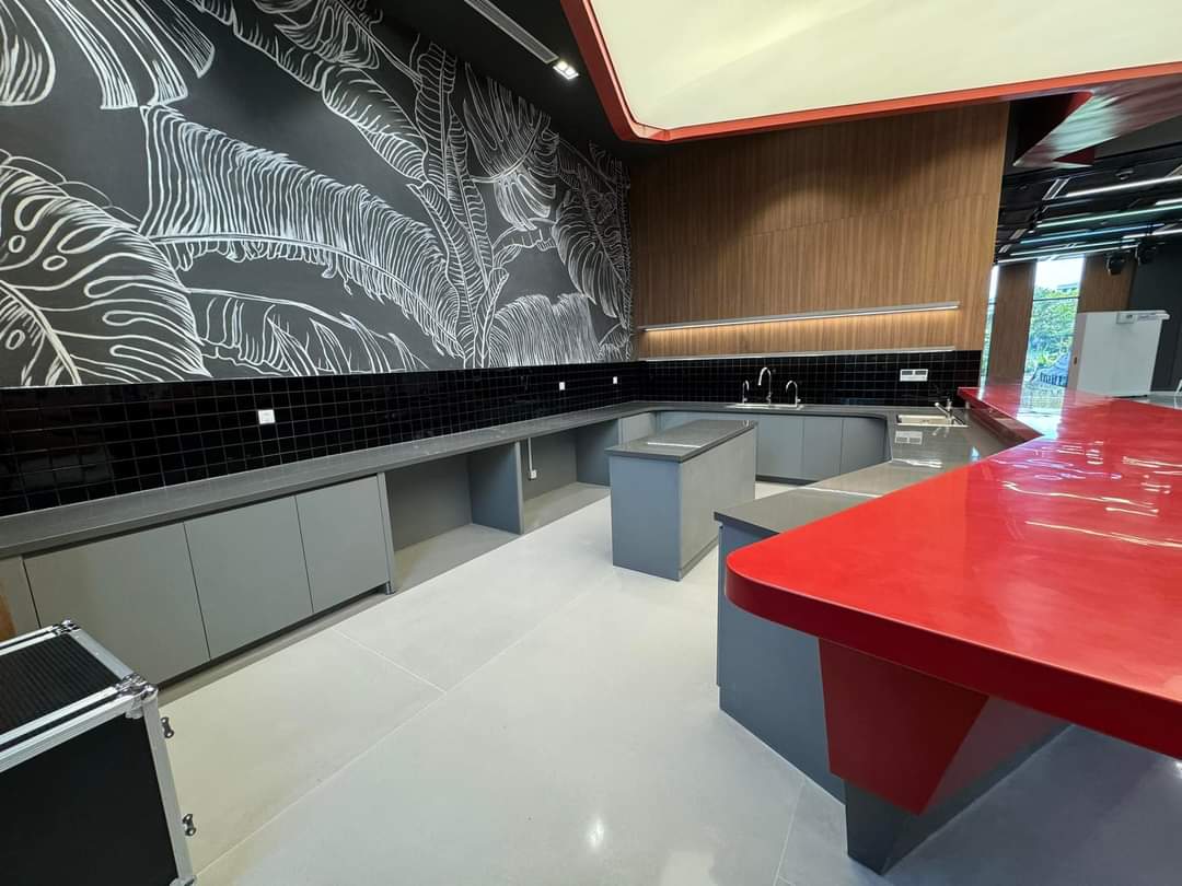 Dịch Vụ Thiết Kế & Thi Công Quầy Bar Thương Mại Màu Đỏ Solid Surface – Quầy Pha Chế Island Khối Đương Đại Cho Showroom & Lounge