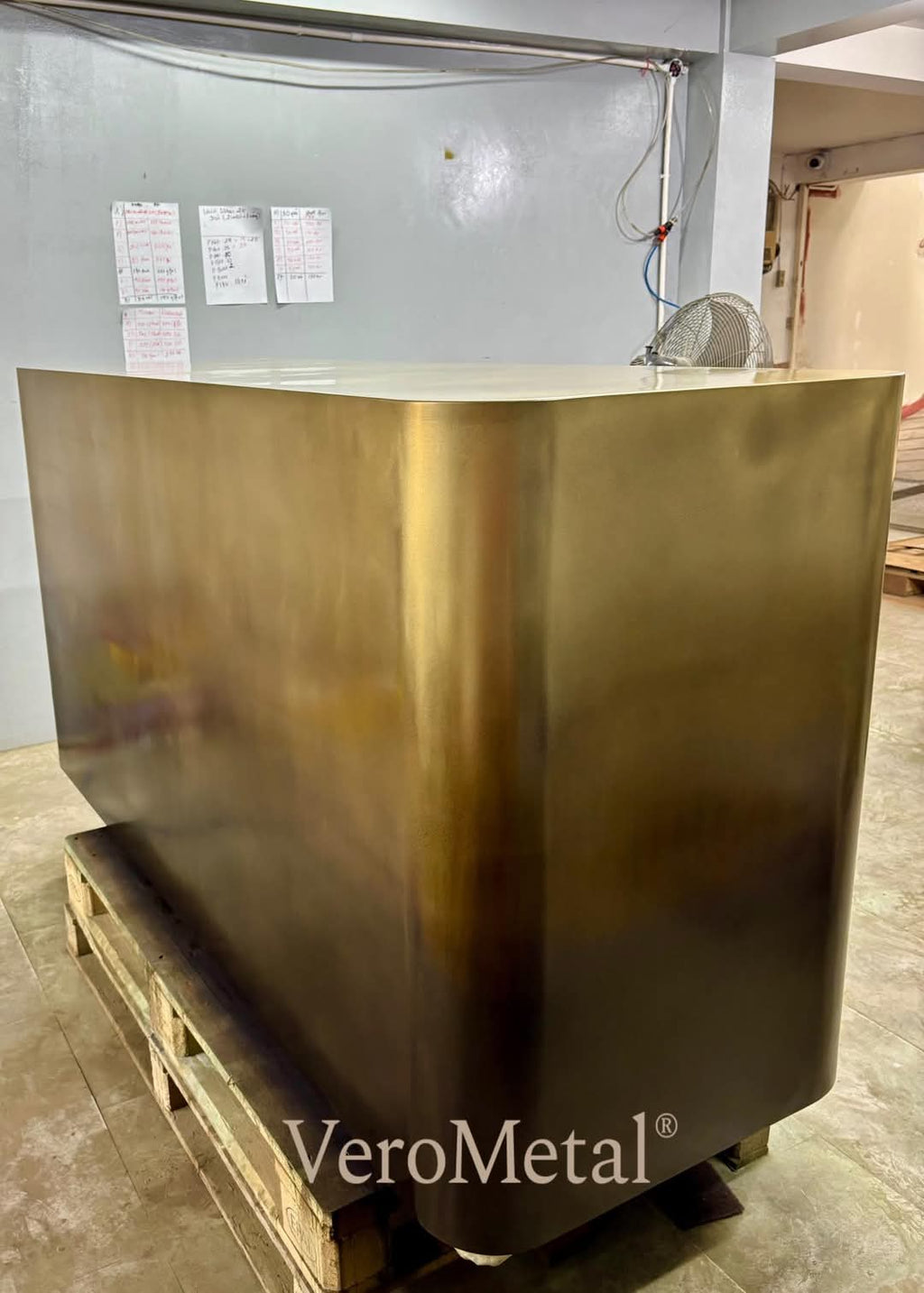 Dịch Vụ Phun Kim Loại Lỏng VeroMetal® Trang Trí Kiến Trúc – Phủ Kim Loại Thật 3D Cho Quầy Bar, Quầy Lễ Tân & Vách Tường Luxury