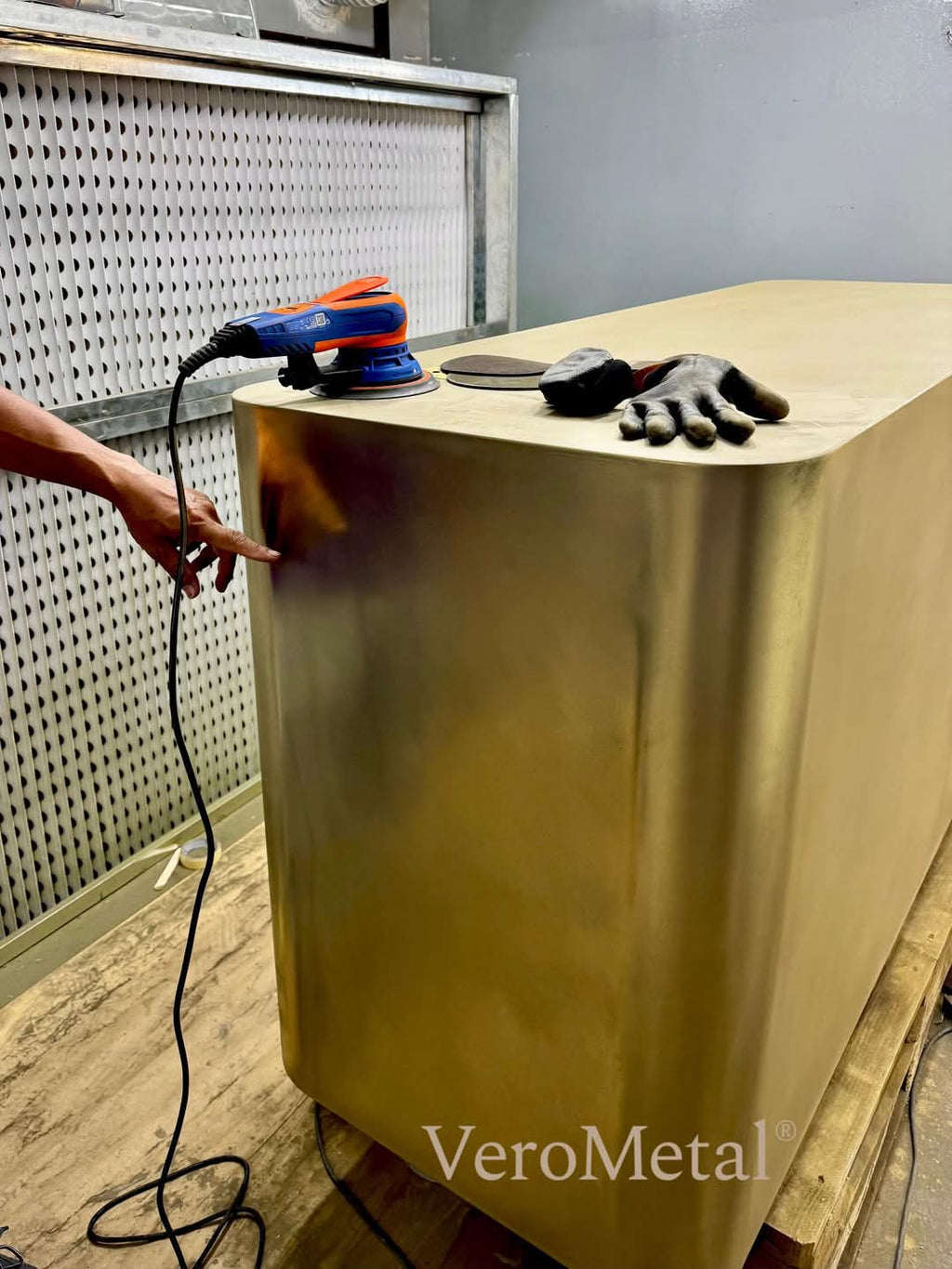 Dịch Vụ Phun Kim Loại Lỏng VeroMetal® Trang Trí Kiến Trúc – Phủ Kim Loại Thật 3D Cho Quầy Bar, Quầy Lễ Tân & Vách Tường Luxury
