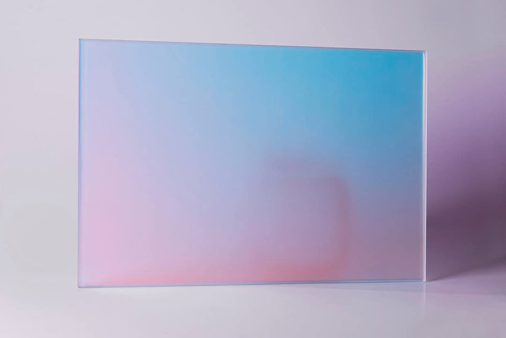 Bộ Sưu Tập Kính Trang Trí Đổi Màu Dichroic Glass – Kính Mờ & Kính Gân Sọc Hỏa Biến Quang Học Cho Vách Ngăn Biệt Thự & Showroom Luxury