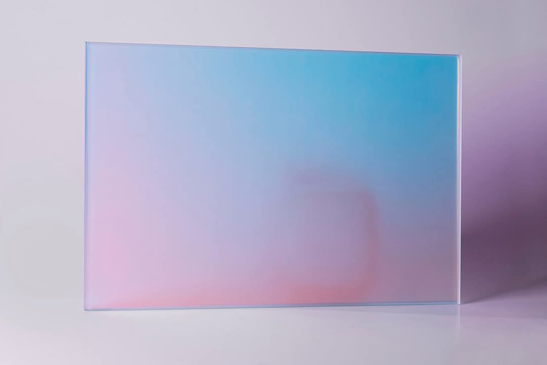 Bộ Sưu Tập Kính Trang Trí Đổi Màu Dichroic Glass – Kính Mờ & Kính Gân Sọc Hỏa Biến Quang Học Cho Vách Ngăn Biệt Thự & Showroom Luxury