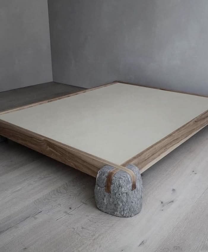 Bộ Sưu Tập Nội Thất Gỗ Nguyên Khối Chân Đá Hộc & Bê Tông – Giường Bệt & Ghế Băng Phong Cách Wabi-Sabi Luxury