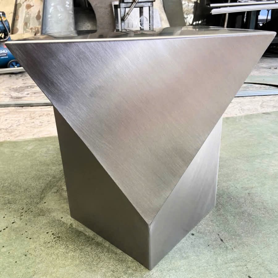 Đôn Bàn Trà Góc Inox 304 Xước Vát Đa Diện Khối Hình Học – Đôn Trang Trí Sculptural Pedestal Luxury Cho Penthouse & Lounge
