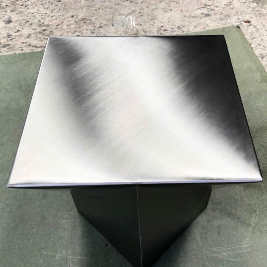 Đôn Bàn Trà Góc Inox 304 Xước Vát Đa Diện Khối Hình Học – Đôn Trang Trí Sculptural Pedestal Luxury Cho Penthouse & Lounge