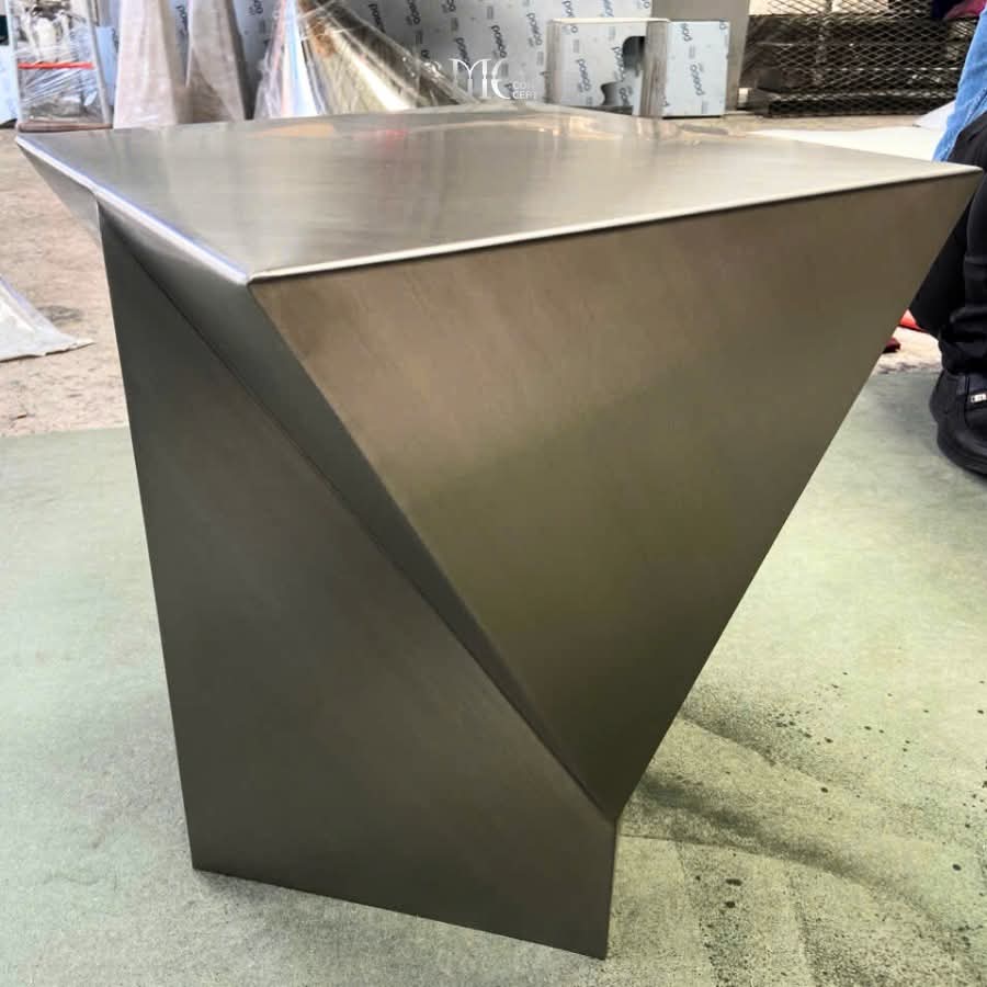 Đôn Bàn Trà Góc Inox 304 Xước Vát Đa Diện Khối Hình Học – Đôn Trang Trí Sculptural Pedestal Luxury Cho Penthouse & Lounge