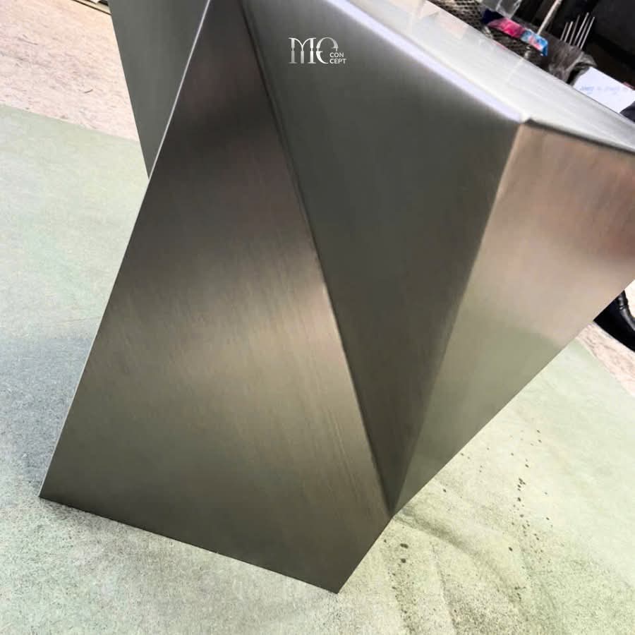 Đôn Bàn Trà Góc Inox 304 Xước Vát Đa Diện Khối Hình Học – Đôn Trang Trí Sculptural Pedestal Luxury Cho Penthouse & Lounge