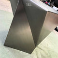 Đôn Bàn Trà Góc Inox 304 Xước Vát Đa Diện Khối Hình Học – Đôn Trang Trí Sculptural Pedestal Luxury Cho Penthouse & Lounge