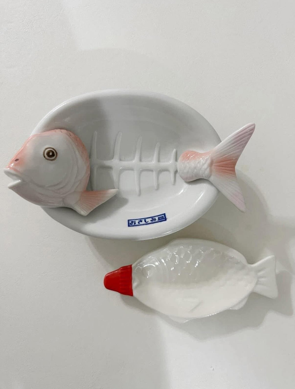 Bộ Dĩa Gốm Sứ Đựng Sashimi Dáng Xương Cá & Chén Chấm Nước Tương Hình Cá Nhật Bản – Bộ Đồ Ăn Omakase & Izakaya Luxury