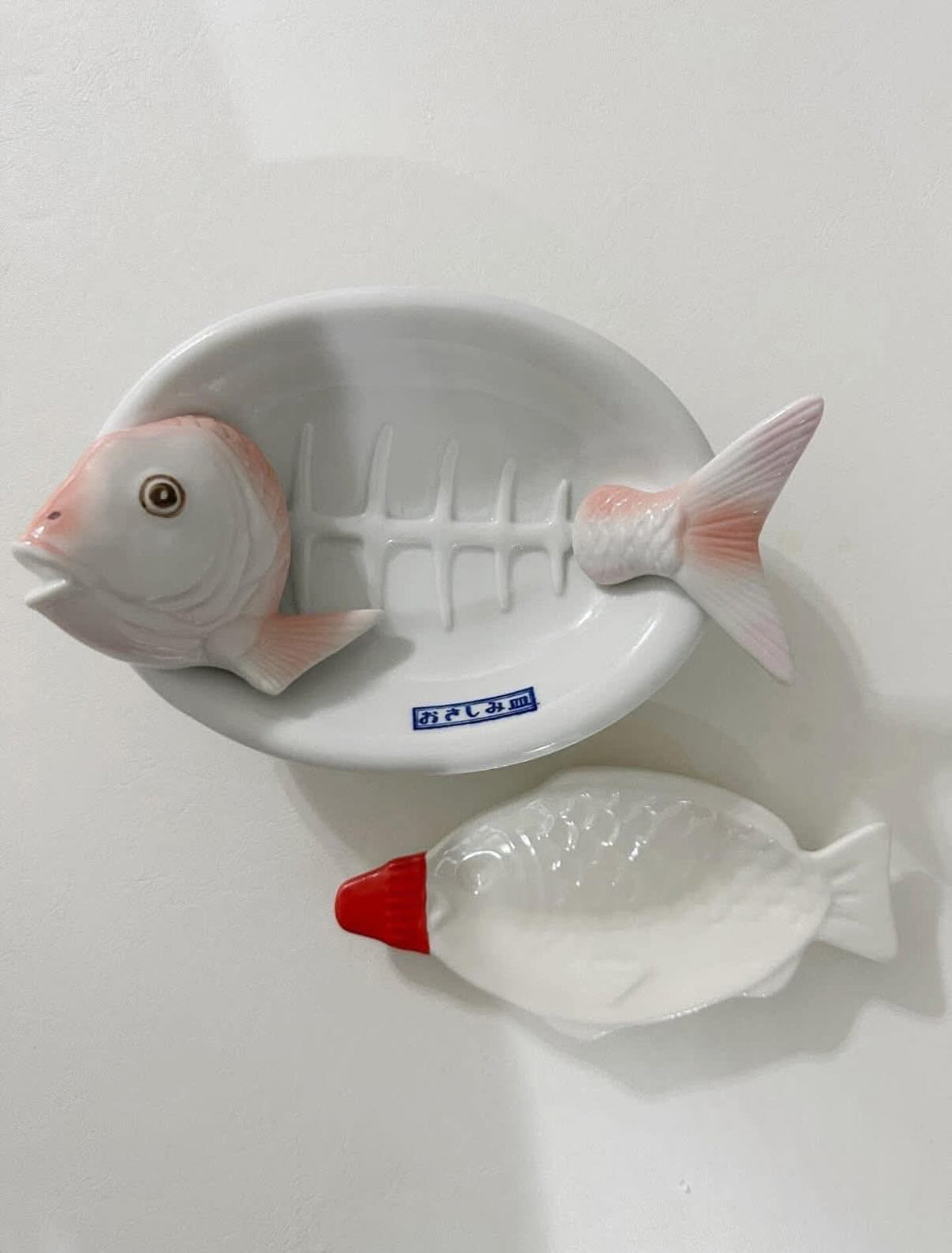 Bộ Dĩa Gốm Sứ Đựng Sashimi Dáng Xương Cá & Chén Chấm Nước Tương Hình Cá Nhật Bản – Bộ Đồ Ăn Omakase & Izakaya Luxury