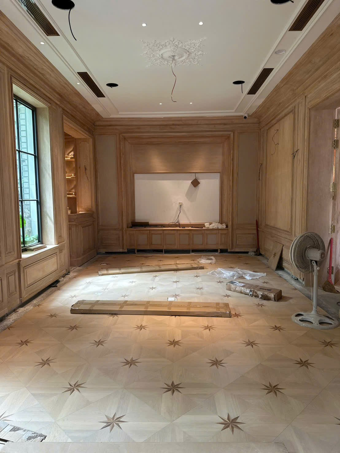 Sàn Gỗ Kỹ Thuật Nghệ Thuật Khảm Họa Tiết Ngôi Sao & Hình Học Cổ Điển – Sàn Parquet Luxury Cho Biệt Thự & Dinh Thự Châu Âu