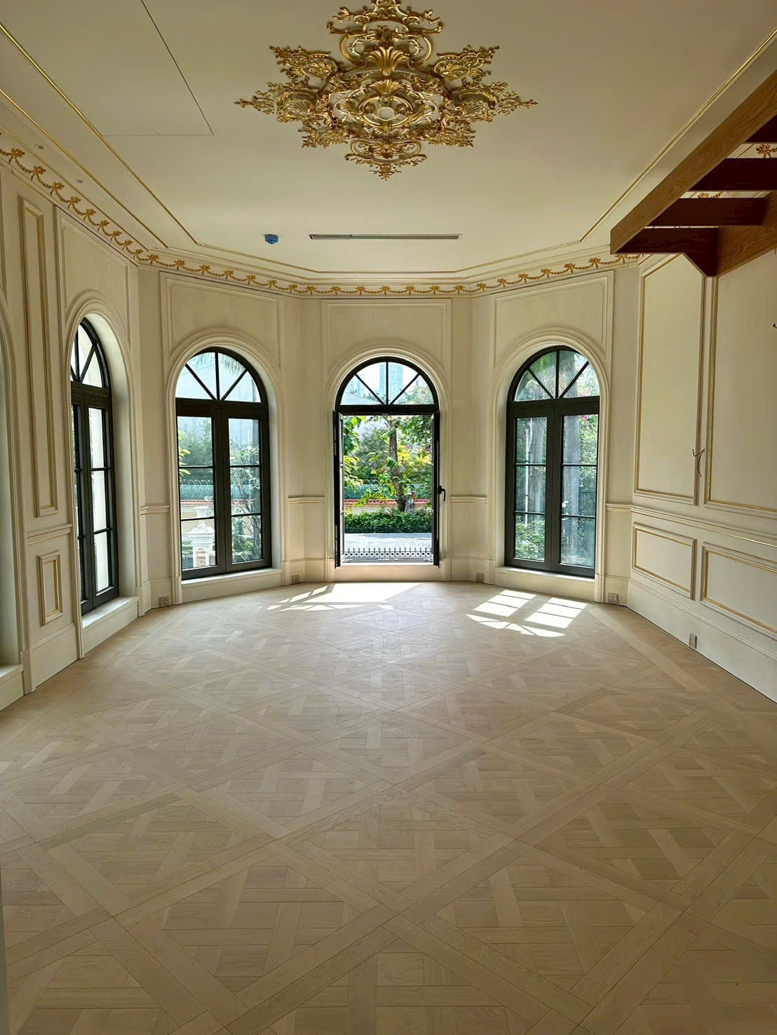 Sàn Gỗ Kỹ Thuật Nghệ Thuật Khảm Họa Tiết Ngôi Sao & Hình Học Cổ Điển – Sàn Parquet Luxury Cho Biệt Thự & Dinh Thự Châu Âu