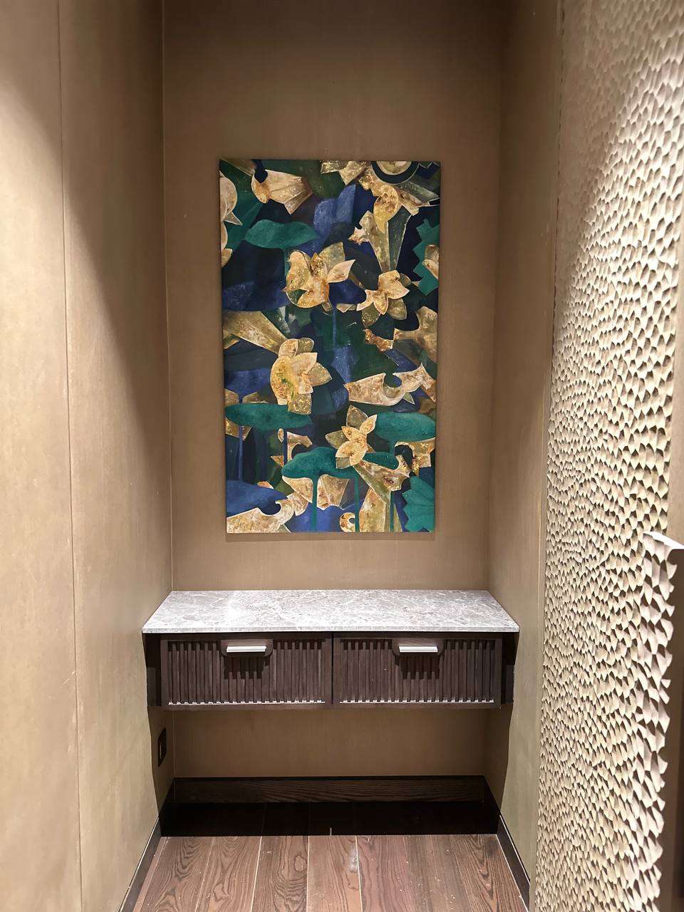 Tranh Dát Vàng Hoa Sen Trừu Tượng Khổ Đứng – Tranh Treo Tường Nghệ Thuật Phong Cách Indochine Luxury